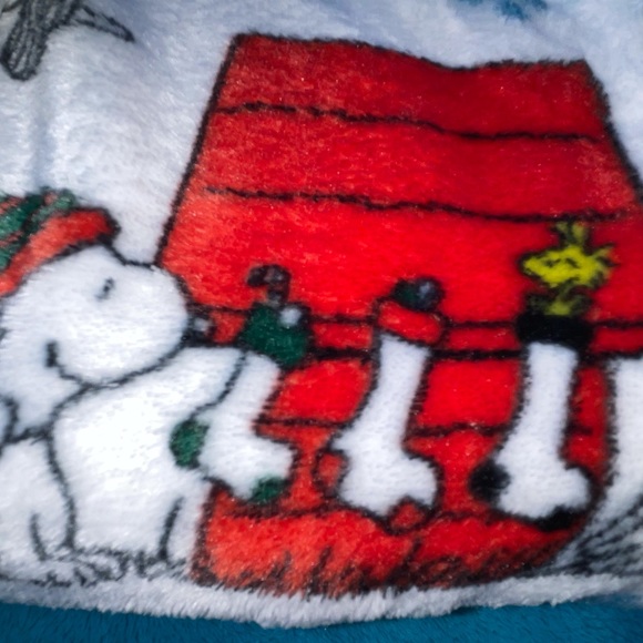 NWT Peanuts Snoopy Christmas Holiday Hugs Blanket Throw - Picture 5 of 6